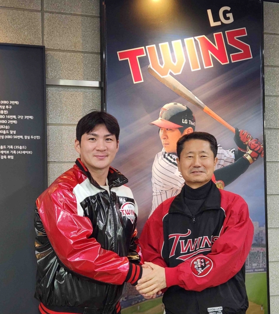 LG 오지환(왼쪽)과 김인석 LG 스포츠 대표이사. /사진=LG 트윈스 제공