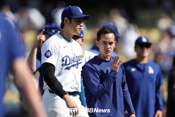 미즈하라 잇페이가 해고된 뒤 오타니 쇼헤이(왼쪽)은 새로운 통역 윌리 아이어토와 함께 하고 있다. /AFPBBNews=뉴스1