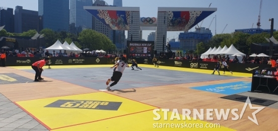 한국 베이스볼5 대표팀 선수(가운데 하얀색 유니폼)가 13일 서울특별시 송파구에 위치한 올림픽공원 평화의 광장 베이스볼5 특설경기장에서 열린 말레이시아와 &#039;제2회 SA 베이스볼5 아시아컵&#039; 예선에서 안타를 치고 달려 나가고 있다. /사진=김동윤 기자