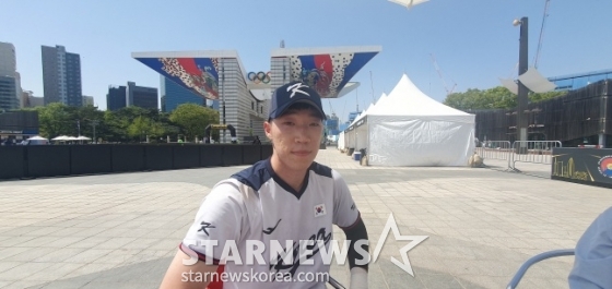 한국 베이스볼5 대표팀 주장 이한별이 13일 서울특별시 송파구에 위치한 올림픽공원 평화의 광장 베이스볼5 특설경기장에서 열린 &#039;제2회 SA 베이스볼5 아시아컵&#039; 예선에서 싱가포르에 승리 후 취재진과 인터뷰에 임하고 있다. /사진=김동윤 기자