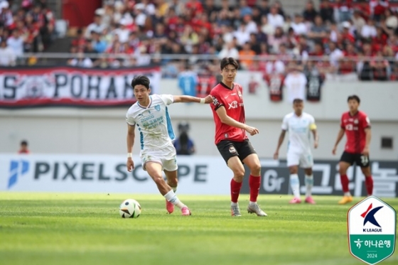 경기에 집중하는 허용준(왼쪽). /사진=한국프로축구연맹 제공