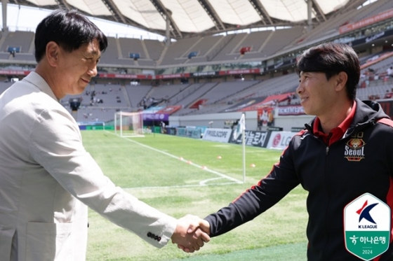 경기 전 김기동 감독(오른쪽)과 인사 나누는 박태하 감독. /사진=한국프로축구연맹 제공