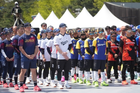 한국 베이스볼5 대표팀(하얀색 유니폼)이 13일 서울특별시 송파구에 위치한 올림픽공원 평화의 광장 베이스볼5 특설경기장에서 열린 &#039;제2회 SA 베이스볼5 아시아컵&#039; 개회식에 참여하고 있다. /사진=대한야구소프트볼협회