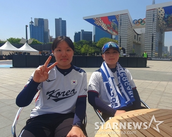 한국 베이스볼5 대표팀 이지예(왼쪽)와 박주아가 13일 서울특별시 송파구에 위치한 올림픽공원 평화의 광장 베이스볼5 특설경기장에서 열린 &#039;제2회 SA 베이스볼5 아시아컵&#039; 예선에서 싱가포르에 승리 후 취재진과 인터뷰에 임하고 있다. /사진=김동윤 기자