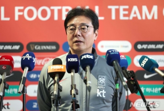 황선홍 감독이 지난 5일 오전 인천국제공항 2터미널에서 파리 올림픽 아시아 최종 예선을 겸해 열리는 2024 AFC U23 아시안컵 출전을 위해 출국하기 전 인터뷰하고 있다. /사진=뉴시스