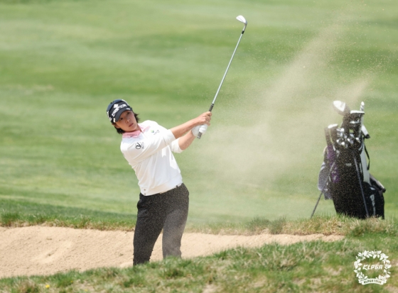 4라운드 6번홀에서 벙커샷을 시도하는 박지영. /사진제공=KLPGA