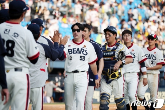  14일 오후 서울 송파구 잠실야구장에서 열린 프로야구 &#039;2024 신한 SOL 뱅크 KBO리그&#039; 두산 베어스와 LG 트윈스의 경기에서 9대5로 승리한 두산 선수들이 기쁨을 나누고 있다. /사진=뉴스1