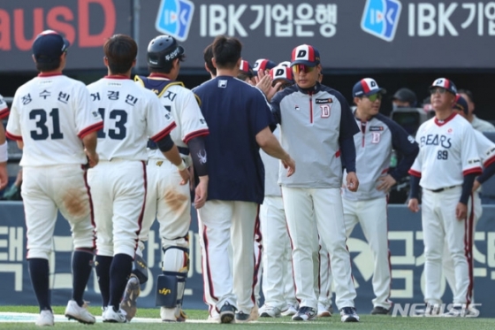 14일 오후 서울 송파구 잠실야구장에서 열린 2024 KBO리그 LG트윈스 대 두산베어스의 경기, 9대4로 승리한 두산 이승엽 감독과 선수들이 자축하고 있다. /사진=뉴시