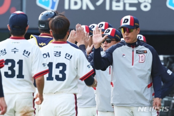  14일 오후 서울 송파구 잠실야구장에서 열린 2024 KBO리그 LG트윈스 대 두산베어스의 경기, 9대4로 승리한 두산 이승엽(오른쪽) 감독과 선수들이 자축하고 있다. /사진=뉴시스