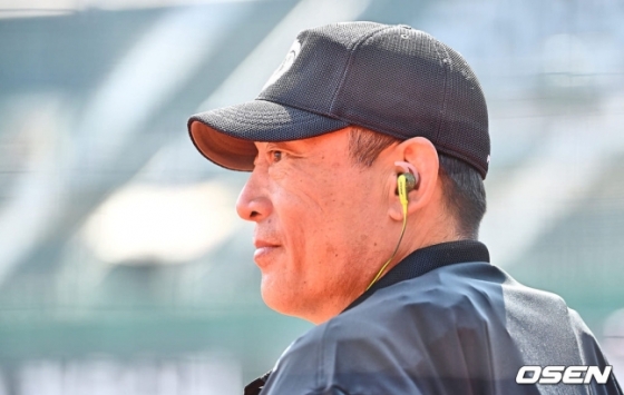 인이어를 착용하고 있는 이민호 KBO 심판. 