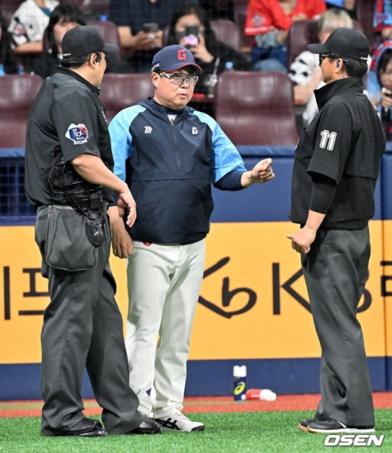 김태형 롯데 자이언츠 감독(가운데)이 13일 고척스카이돔에서 열린 키움 히어로즈전에서 5회 초 심판진에 어필하고 있다.