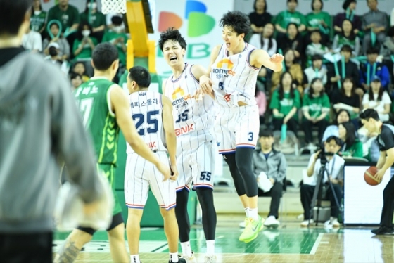 기뻐하는 부산 KCC 선수들. /사진=KBL 제공