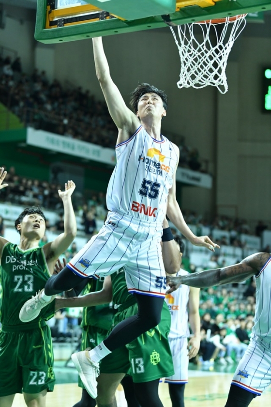 송교창(오른쪽)이 공격을 시도하고 있다. /사진=KBL 제공