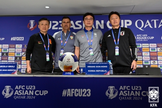  마르셀로 브롤리(왼쪽에서 두 번째) 감독과 황선홍(세 번째) 감독. /사진제공=대한축구협회(KFA)