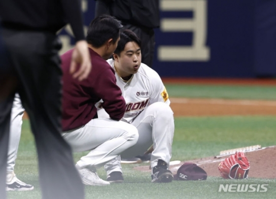 키움 김재웅이 12일 고척 롯데전에서 7회 초 1사 만루에서 최항의 타구에 다리를 맞고 통증을 호소하고 있다. /사진=뉴시스 