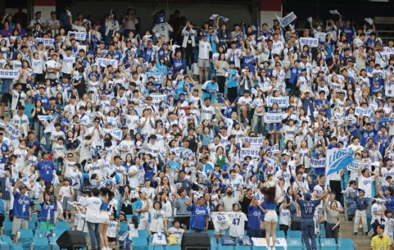 최근 급격히 살아난 분위기 속 홈구장을 찾아 열광적인 응원을 펼치는 삼성 팬들. /사진=삼성 라이온즈