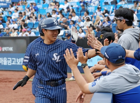 14일 경기에서 멀티홈런을 날린 이성규(왼쪽)가 동료들의 축하를 받고 있다. /사진=삼성 라이온즈