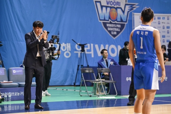 위성우 감독(왼쪽)과 박지현. /사진=WKBL 제공