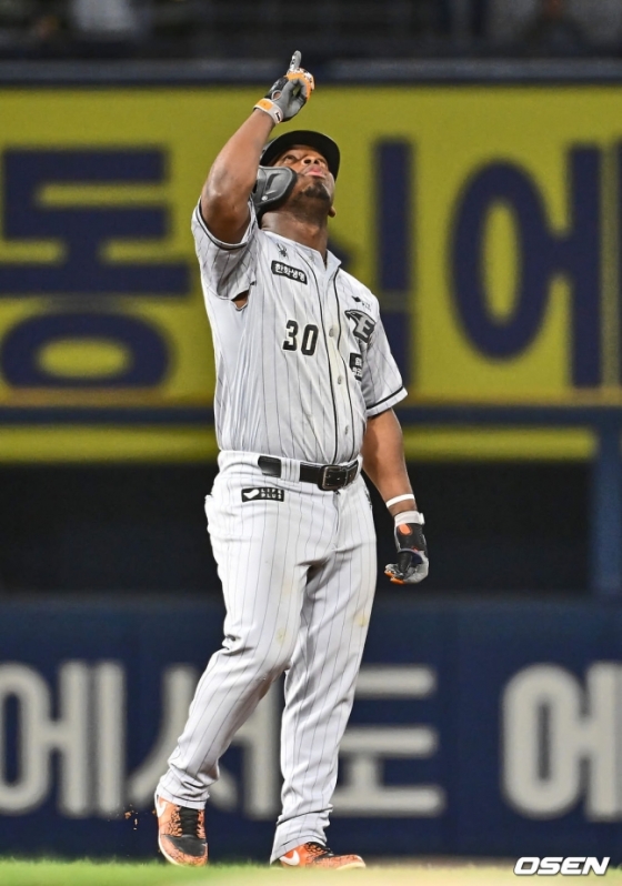 한화 페라자가 16일 창원 NC전에서 7회 초 2사 만루 우익수 오른쪽 2타점 2루타를 치고 세리머니를 하고 있다.