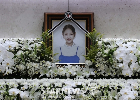15일 서울 송파구 서울아산병원 장례식장에 마련된 가수 故 박보람의 빈소에 고인의 영정사진이 놓여 있다. /사진공동취재단 2024.04.15 /사진=이동훈