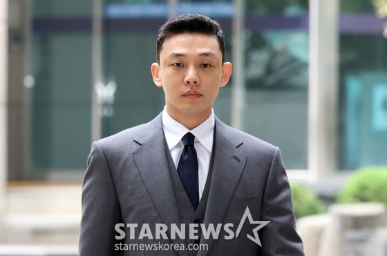 (서울=뉴스1) 김명섭 기자 = 마약 상습 투약 혐의로 불구속 기소된 배우 유아인(본명 엄홍식)이 16일 오후 서울 서초구 서울중앙지법에서 열린 4차 공판에 출석하고 있다. 2024.4.16/뉴스1  Copyright (C) 뉴스1. All rights reserved. 무단 전재 및 재배포,  AI학습 이용 금지. /사진=(서울=뉴스1) 김명섭 기자