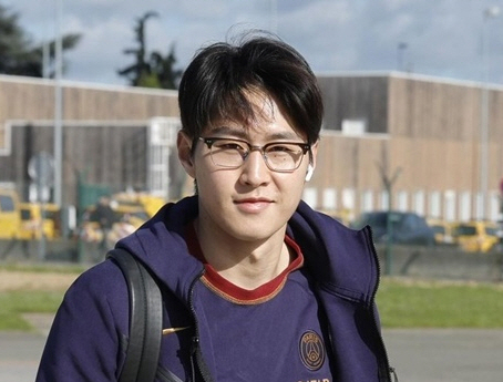 안경을 쓴 이강인이 바르셀로나 원정길에 오르고 있다. /사진=PSG 공식 SNS