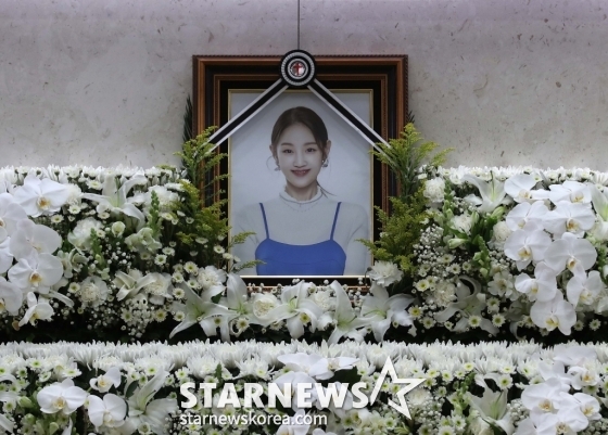 15일 서울 송파구 서울아산병원 장례식장에 마련된 가수 故 박보람의 빈소에 고인의 영정사진이 놓여 있다. /사진공동취재단 2024.04.15 /사진=이동훈