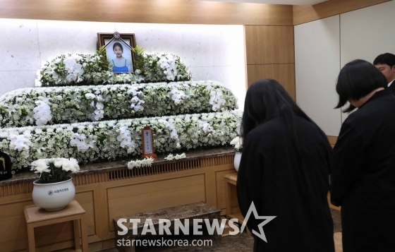 15일 서울 송파구 서울아산병원 장례식장에 마련된 가수 故 박보람의 빈소에 고인의 영정사진이 놓여 있다. /사진공동취재단 2024.04.15 /사진=이동훈