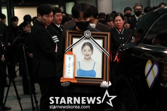 고 박보람의 발인이 17일 오전 6시 서울 송파구 아산병원 장례식장에서 진행된 가운데 고인의 영정이 운구 차량으로 이동하고 있다. 2024.04.17