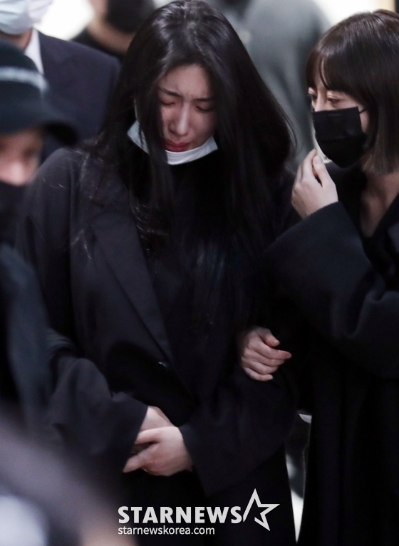 고 박보람의 발인이 17일 오전 6시 서울 송파구 아산병원 장례식장에서 진행된 가운데 동료 가수 자이언트핑크가 고인의 마지막 길을 배웅하고 있다. 2024.04.17