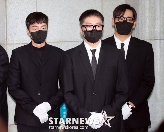 고 박보람의 발인이 17일 오전 6시 서울 송파구 아산병원 장례식장에서 진행된 가운데 동료 가수 로이킴, 강승윤, 박재정이 고인의 마지막 길을 배웅하고 있다. 2024.04.17