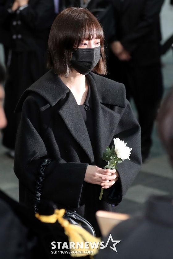  고 박보람의 발인이 17일 오전 6시 서울 송파구 아산병원 장례식장에서 진행된 가운데 동료 가수 허영지가 고인의 마지막 길을 배웅하고 있다. 2024.04.17