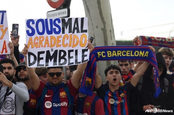 '배은망덕한 뎀벨레' 피켓을 든 바르셀로나 팬. /AFPBBNews=뉴스1