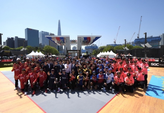 배이스볼5 아시아컵에 참가한 각국 선수단이 기념촬영을 하고 있다.  /사진=대한야구소프트볼협회 