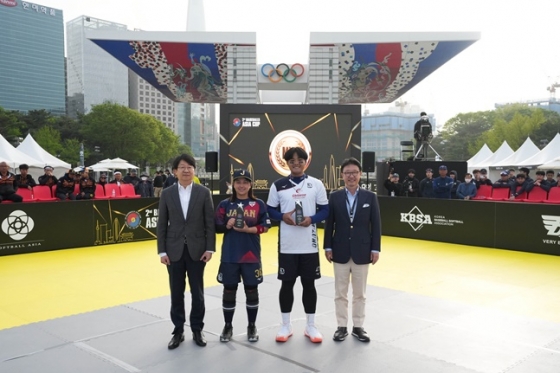 우승과 준우승을 차지한 일본과 대만 선수(가운데). 맨 오른쪽은 이종훈 대한야구소프트볼협회장.  /사진=대한야구소프트볼협회 