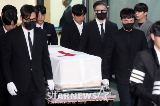 고 박보람의 발인이 17일 오전 6시 서울 송파구 아산병원 장례식장에서 진행된 가운데 동료 가수 로이킴, 강승윤, 박재정이 고인의 마지막 길을 배웅하고 있다. 2024.04.17 /사진=임성균