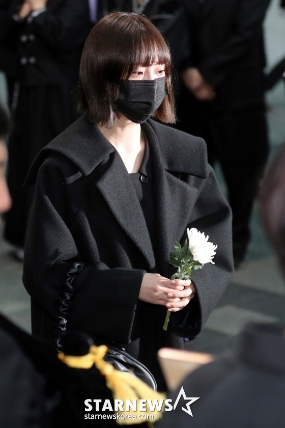  고 박보람의 발인이 17일 오전 6시 서울 송파구 아산병원 장례식장에서 진행된 가운데 동료 가수 허영지가 고인의 마지막 길을 배웅하고 있다. 2024.04.17
