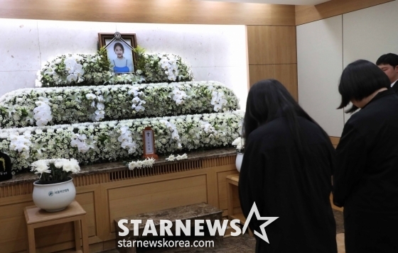 15일 서울 송파구 서울아산병원 장례식장에 마련된 가수 故 박보람의 빈소에 고인의 영정사진이 놓여 있다. /사진공동취재단 2024.04.15 /사진=이동훈