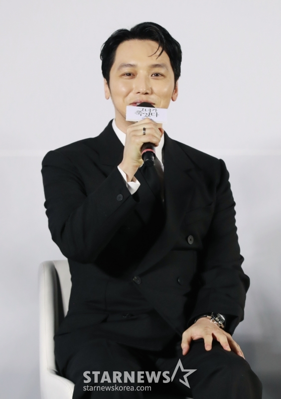 배우 변요한이 17일 오후 서울 서울 메가박스 성수점에서 진행된 영화 &#039;그녀가 죽었다&#039;(감독 김세휘) 제작발표회에 참석해 질문에 답하고 있다.  훔쳐보기가 취미인 공인중개사 정태(변요한)가 자신이 관찰하던 인플루언서 소라(신혜선)를 죽였다는 누명을 벗기 위해 벌이는 분투를 그린 영화 &#039;그녀가 죽었다&#039;는 오는 5월 개봉 예정이다. /2024.04.17 /사진=이동훈