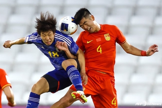 16일 B조 첫 경기에서 만난 중국과 일본 U-23 대표팀 선수들이 공중볼 다툼을 하고 있다. /AFPBBNews=뉴스1