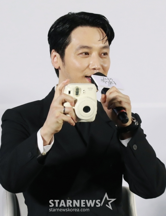 배우 변요한이 17일 오후 서울 서울 메가박스 성수점에서 진행된 영화 &#039;그녀가 죽었다&#039;(감독 김세휘) 제작발표회에 참석해 질문에 답하고 있다.  훔쳐보기가 취미인 공인중개사 정태(변요한)가 자신이 관찰하던 인플루언서 소라(신혜선)를 죽였다는 누명을 벗기 위해 벌이는 분투를 그린 영화 &#039;그녀가 죽었다&#039;는 오는 5월 개봉 예정이다. /2024.04.17 /사진=이동훈