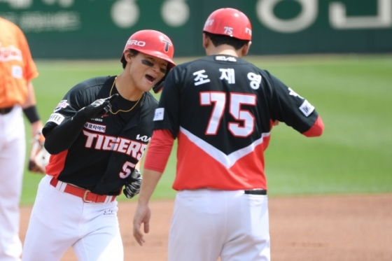 KIA 김도영(왼쪽)이 14일 대전 한화전 1회초 홈런을 치고 기뻐하고 있다.  /사진=KIA 타이거즈