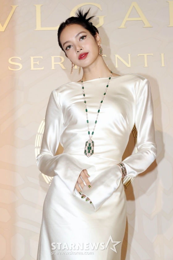 그룹 블랙핑크 리사가 28일 오후 서울 삼청동 국제갤러리에서 열린 &#039;불가리 세르펜티 75주년, 그 끝없는 이야기&#039; 전시 기념 행사에 참석해 포즈를 취하고 있다. 2023.06.28