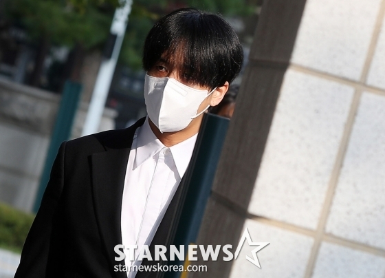 병역 비리로 1심에서 유죄를 선고받은 그룹 빅스 출신 라비(30·김원식)가 31일 오전 서울 양천구 남부지방법원에서 진행된 항소심 공판에 출석하고 있다.  1심 재판부는 라비의 혐의를 유죄로 인정해 징역 1년, 집행유예 2년, 사회봉사 120시간을 명령한 바 있다. 재판부는 &quot;피고인(라비)이 브로커 구모씨와 치밀하게 계획해 뇌전증 증상이 없음에도 가장하는 방법으로 병역 면탈을 시도하고, 위계로서 공무원들의 업무를 방해해 죄질이 좋지 않다&quot;고 판시했다. 다만 재판부는 &quot;초범이고 잘못을 인정하고 반성하고 /사진=김창현