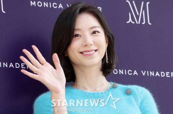 배우 박수진이 9일 오전 서울 강남구의 부티크 매장에서 진행된 럭셔리 주얼리 브랜드의 뮤즈 박수진 포토콜 행사에 참석해 포즈를 취하고 있다. /사진=김휘선 기자 hwijpg@