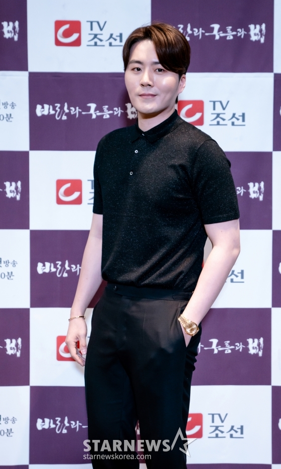 가수 겸 배우 이루가 14일 오후 온라인 생중계로 진행된 TV조선 드라마 &#039;바람과 구름과 비&#039; 온라인 제작발표회에서 포즈를 취하고 있다. /사진제공=TV조선