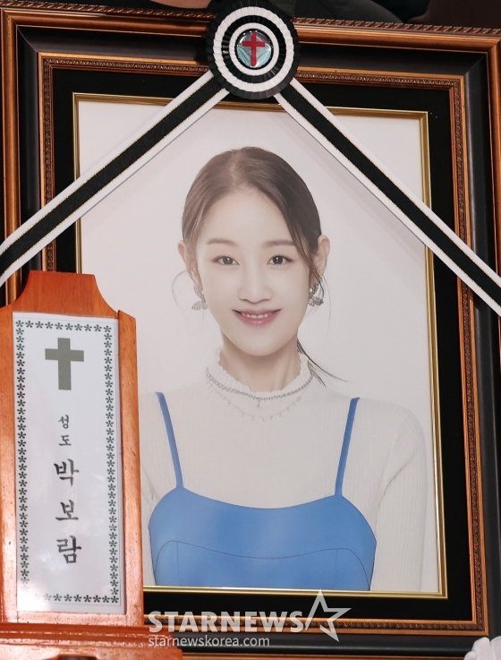 (서울=뉴스1) 김성진 기자 = 17일 오전 서울 송파구 서울아산병원 장례식장에서 ‘슈퍼스타K2’ 출신 가수 고(故) 박보람의 발인이 엄수되고 있다.   故 박보람은 지난 11일 오후 9시 55분께 지인들과 모임 중 화장실에서 쓰러진 상태로 발견돼 병원으로 옮겨졌으나 향년 30세의 나이로 숨졌다. 2024.4.17/뉴스1  Copyright (C) 뉴스1. All rights reserved. 무단 전재 및 재배포,  AI학습 이용 금지. /사진=(서울=뉴스1) 김성진 기자