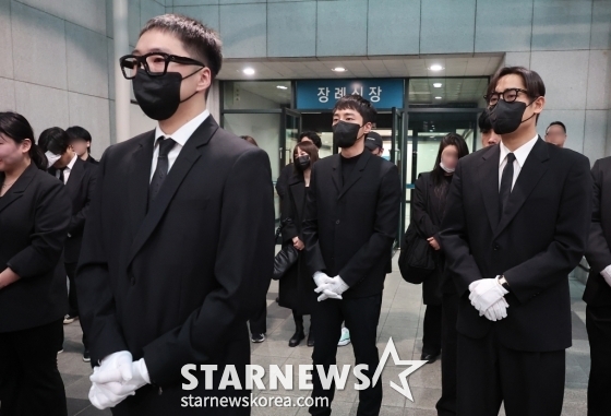 (서울=뉴스1) 김성진 기자 = 17일 오전 서울 송파구 서울아산병원 장례식장에서 ‘슈퍼스타K2’ 출신 가수 고(故) 박보람의 발인이 엄수된 가운데 가수 위너 강승윤(왼쪽부터), 로이킴, 박재정이 애도하고 있다.   故 박보람은 지난 11일 오후 9시 55분께 지인들과 모임 중 화장실에서 쓰러진 상태로 발견돼 병원으로 옮겨졌으나 향년 30세의 나이로 숨졌다. 2024.4.17/뉴스1  Copyright (C) 뉴스1. All rights reserved. 무단 전재 및 재배포,  AI학습 이용 금지. /사진=(서울=뉴스1) 김성진 기자