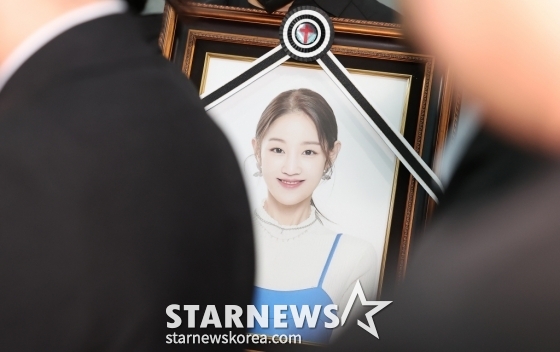 (서울=뉴스1) 김성진 기자 = 17일 오전 서울 송파구 서울아산병원 장례식장에서 ‘슈퍼스타K2’ 출신 가수 고(故) 박보람의 발인이 엄수되고 있다.   故 박보람은 지난 11일 오후 9시 55분께 지인들과 모임 중 화장실에서 쓰러진 상태로 발견돼 병원으로 옮겨졌으나 향년 30세의 나이로 숨졌다. 2024.4.17/뉴스1  Copyright (C) 뉴스1. All rights reserved. 무단 전재 및 재배포,  AI학습 이용 금지. /사진=(서울=뉴스1) 김성진 기자