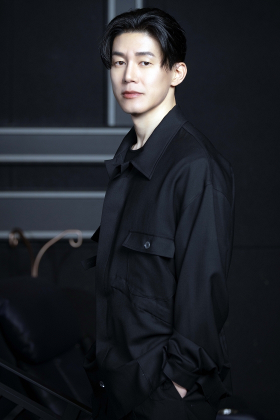 배우 김무열이 18일 오전 영화 &#039;범죄도시4&#039; 인터뷰에 앞서 포즈를 취하고 있다.   &#039;범죄도시4&#039;는 괴물형사 &#039;마석도&#039;(마동석 분)가 대규모 온라인 불법 도박 조직을 움직이는 특수부대 용병 출신의 빌런 &#039;백창기&#039;(김무열 분)와 IT 업계 천재 CEO &#039;장동철&#039;(이동휘 분)에 맞서 다시 돌아온 &#039;장이수&#039;(박지환 분), 광수대&amp;사이버팀과 함께 펼치는 범죄 소탕 작전을 그린 영화로 오는 24일 개봉 예정이다. 2024.04.2 /사진=임성균